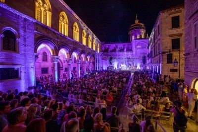 Ispred Katedrale.jpg